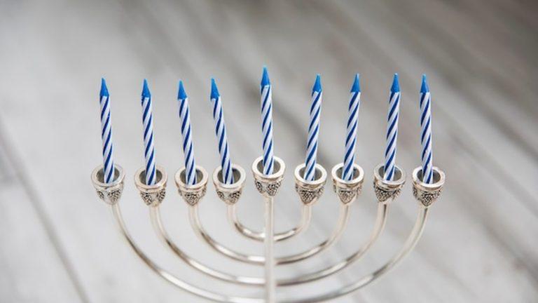 מנורת כסף ותשמישי קדושה כמו אלה המוצגים במוזיאון היהודים בסרייבו