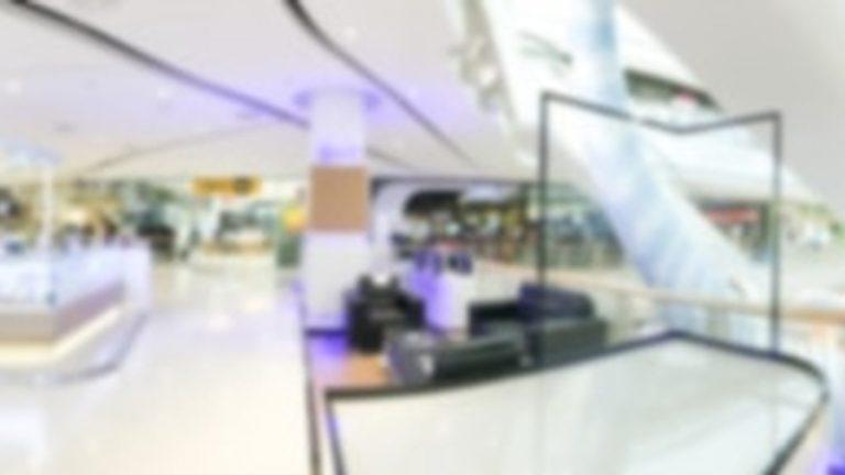 מבט פנורמי על קניון מודרני בסגנון מרכזי הקניות של סרייבו