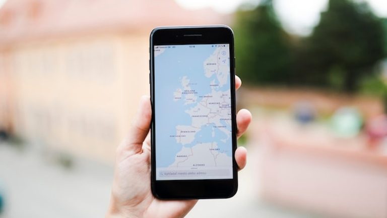 יד מחזיקה טלפון עם אפליקציית מפה וניווט GPS - אפליקציות שימושיות לטיול בבוסניה