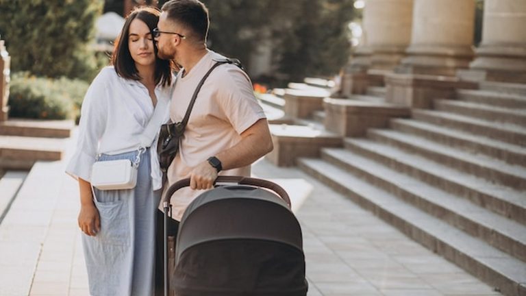 נוף העיר מוסטאר בבוסניה עם הגבעה ברקע, יעד לטיול משפחתי עם תינוקות