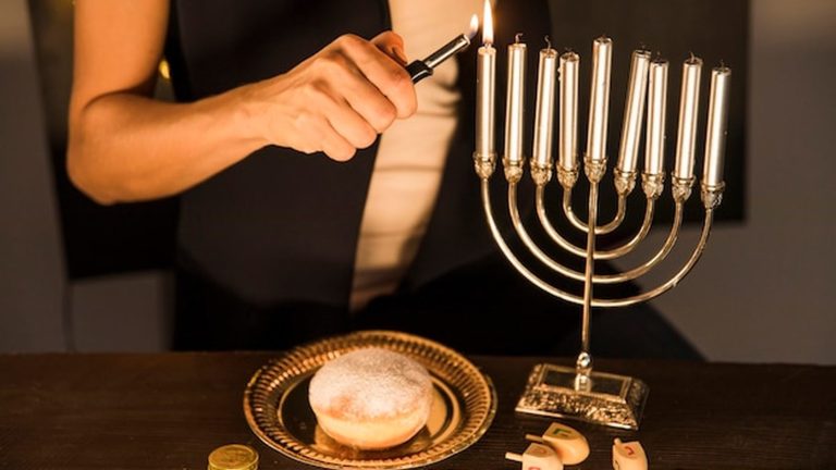 מנורה יהודית עם נרות דולקים - סמל החיים היהודיים בסרייבו ובבלקן