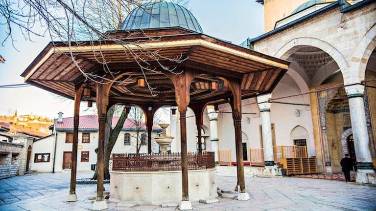 ברזיית הטהרה בחצר מסגד גази חוסרב-בג בעיר העתיקה של סרייבו