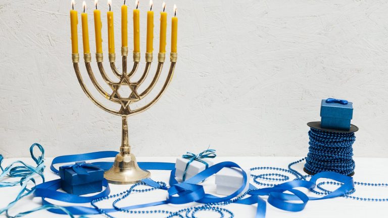 מנורת כסף מסורתית - מסוג תשמישי הקדושה המוצגים במוזיאון היהודי של סרייבו