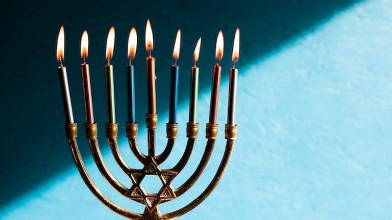 מנורת שבעה קנים דולקת המסמלת את המורשת היהודית של בתי הכנסת בסרייבו