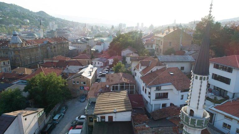 מבט אווירי על העיר העתיקה של סרייבו בקיץ עם הכיפות והגגות האדומים
